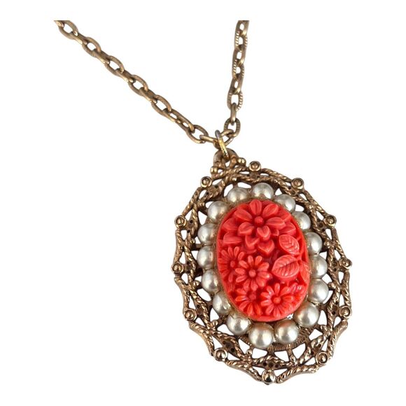 Vintage 1960s Sarah Coventry Floral Cameo Necklace Faux Pearl Gold Tone - 7U - Picture 3 of 5